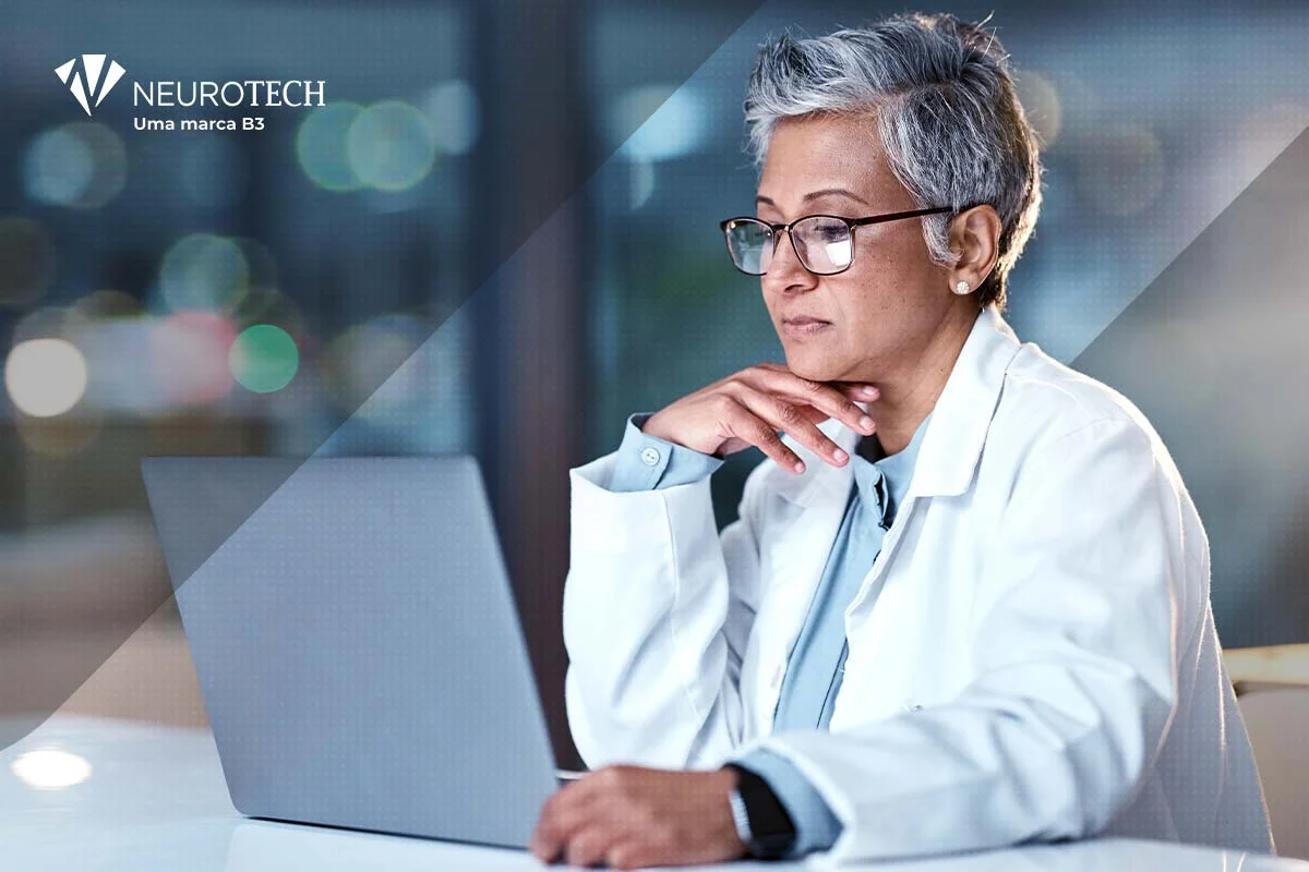 Médico utilizando Inteligência Artificial para autorizações em planos de saúde