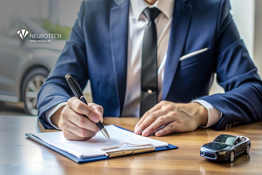 pessoa analisando dados de seguro auto no Brasil
